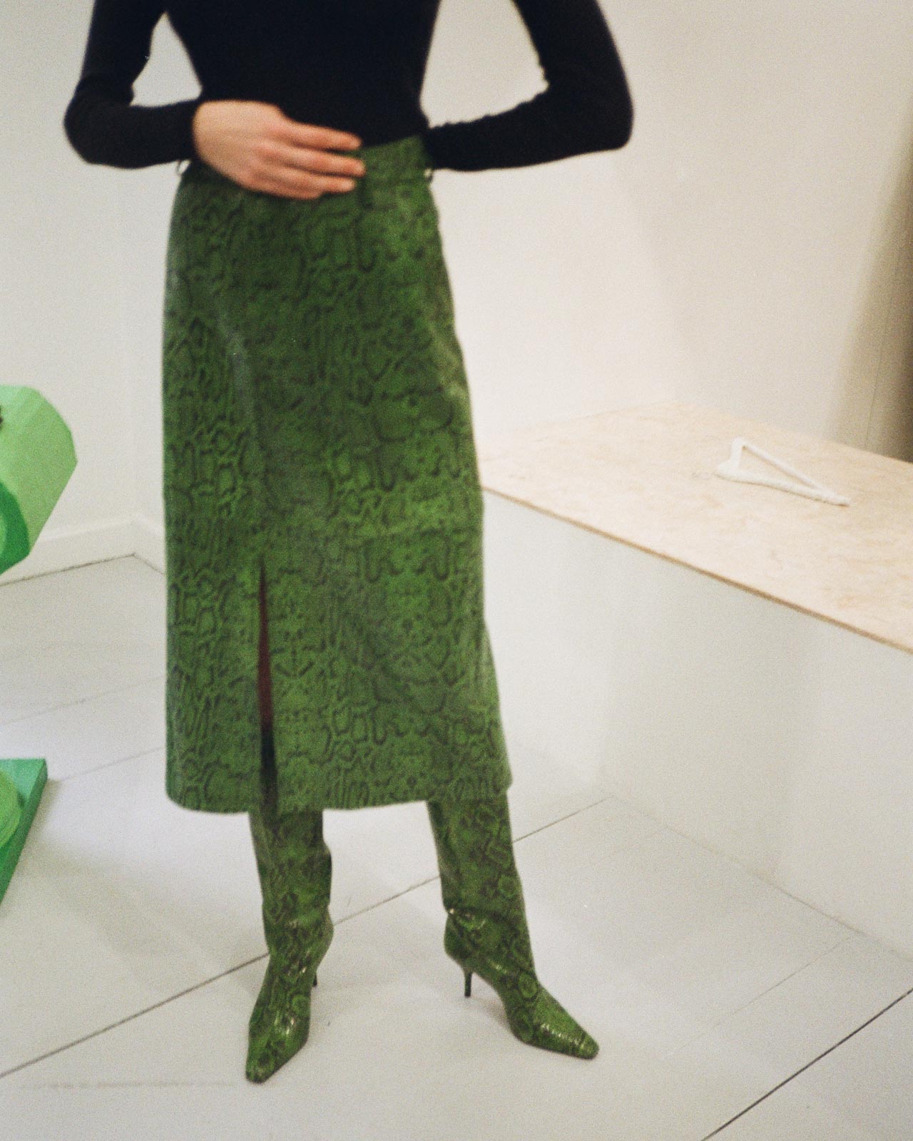 Gestuz AW20 Präsentation Copenhagen Fashion Week green snake boots and skirt